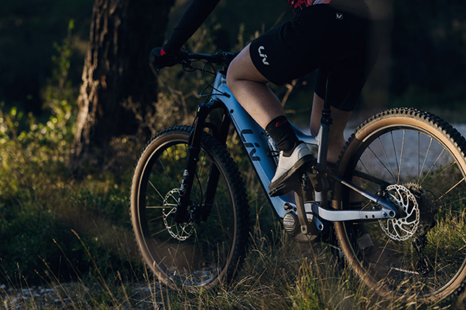 Jezdkyně na Liv Embolden E+ 2027 v lese